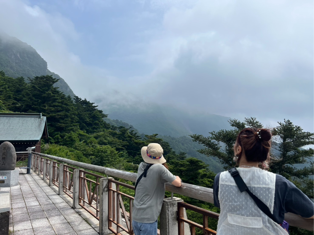 仁田峠ロープウェイ乗り場で記念撮影。大絶景の雲仙普賢岳をお楽しみ下さい。