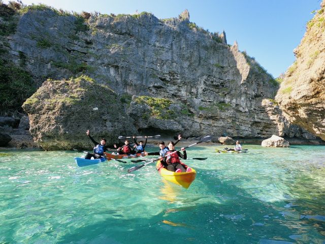断崖絶壁を縫う様に進みます