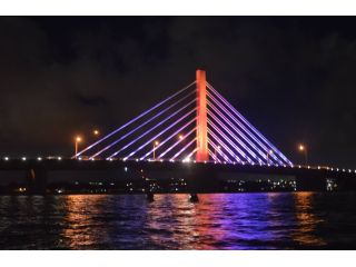 ライトアップするあや橋。海に写る影も綺麗です。