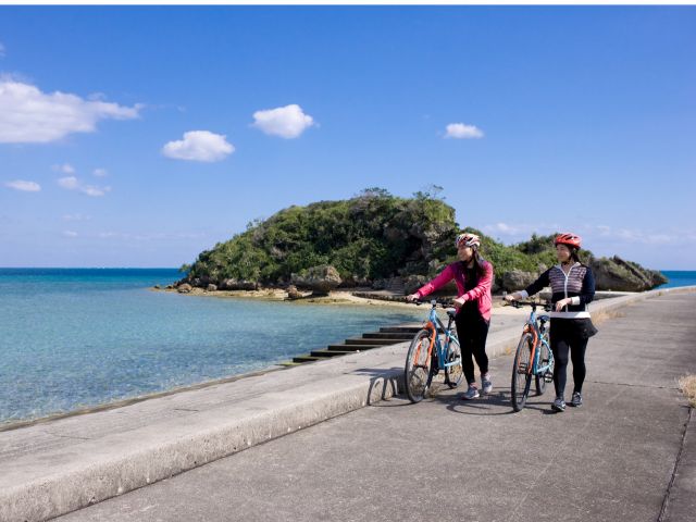 静かな集落のお気に入りの場所。綺麗な海におもわず自転車から降りて散歩。