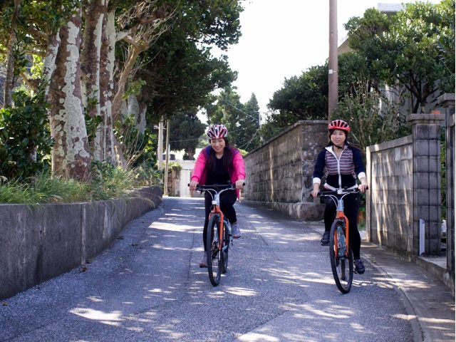 島の集落は車で通れない細い道がいっぱい。こんな場所は自転車が行くのがピッタリ。