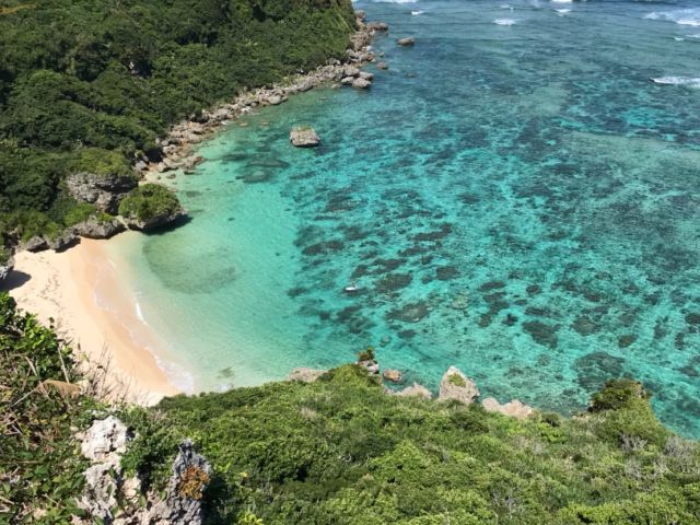 お勧め絶景スポット。宮城島の果報バンタ。途中に坂道があるのでここに行く方は電動自転車がお勧め!