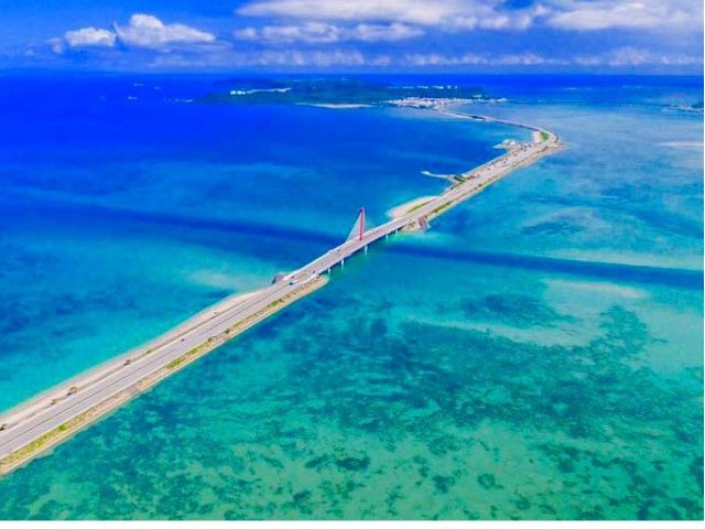 空から見た海中道路。海中道路から先の4つの島を島嶼地域と言います。(平安座島、浜比嘉島、宮城島、伊計島)