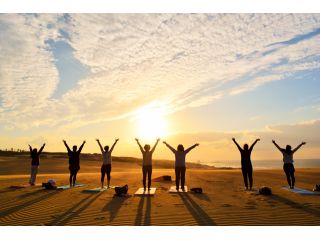 沈みゆく太陽を眺めながらヨガはいかがですか♪