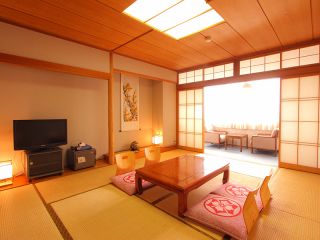 ゆっくりとおくつろぎいただける和室(8畳)をご用意いたします。ご家族やカップルまたはお仲間とくつろぎのひと時をお過ごしください。