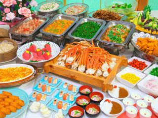 和洋中さらにはお寿司まで、約40品目と充実した豪華バイキングをご堪能ください。