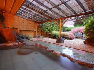 自慢の露天風呂で、季節の風を感じながら湯浴みをご満喫ください。