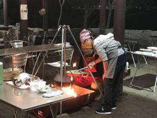 家族や仲間との焚き火を囲んでの時間は、身も心もほっこり温まります。人肌恋しい季節にお勧めの焚き火鍋です。