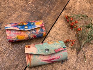 一期一会の不思議な模様、絶対誰とも被らない自分だけの柄に出会えます!こちらは4連キーケース。