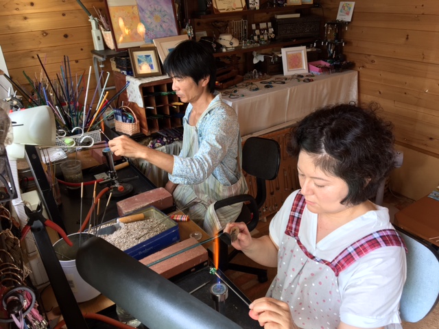 小さな工房になりますので、1度にバーナーに点火していただけるのは2名となっております。
人数が多い場合は交代でお願いしています。(その際は時間を延長して調整)