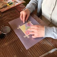 消し込みで消しながら描く不思議なアート。仕上げにラメやラインストーンで装飾しましょう!