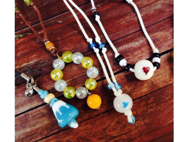 ネックレスやストラップを作る体験