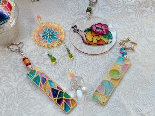 キーホルダーやサンキャッチャーは人気のアイテム