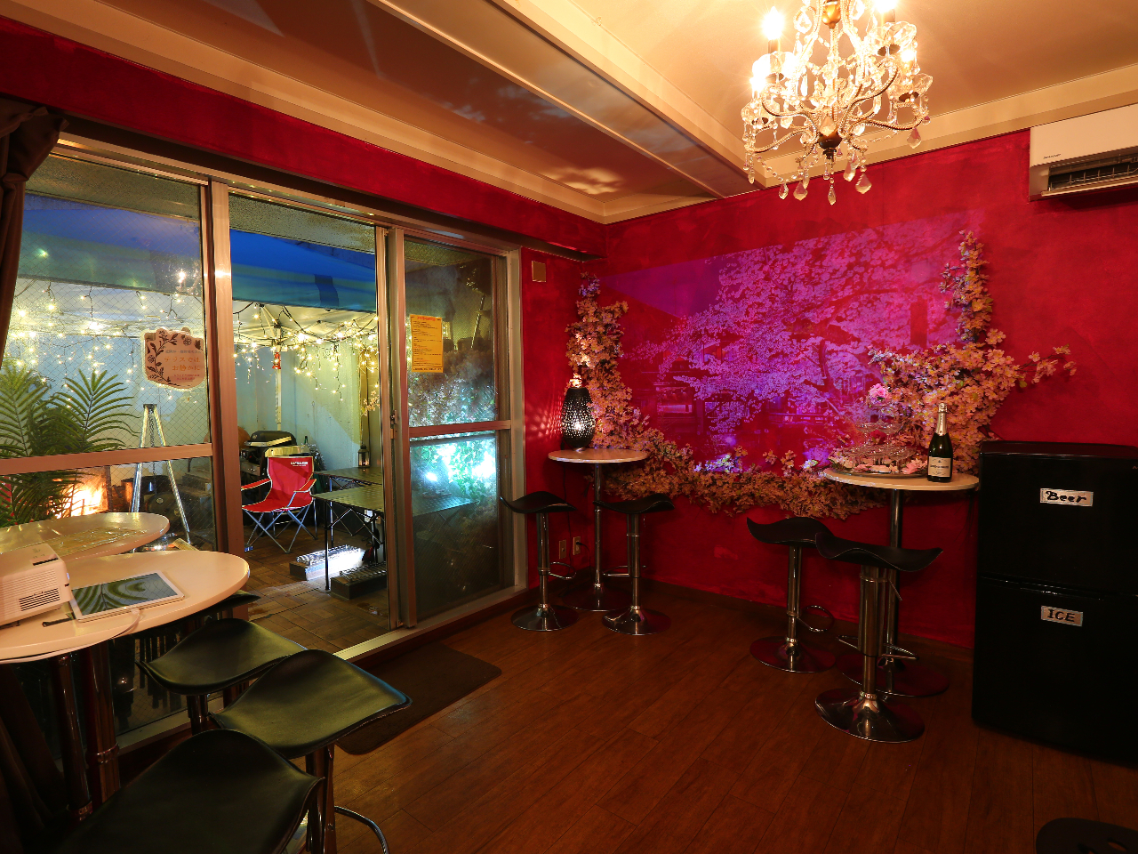 eXƃp[eB[[͗אڂĂ邽߂Ɉړ\Ip[eB[[ɂ̓GARtĂ̂ŁAĂ~Kɂ߂܂B