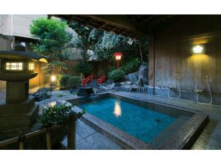 庭園露天風呂。木の香りただようぬくもりの湯。野趣あふれる庭園露天風呂で、癒しのひととき。