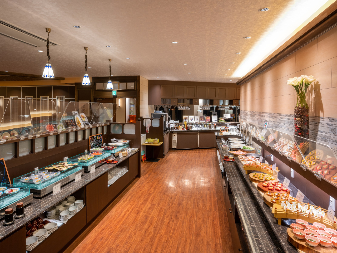 【夕食】ドリンク付き!四季折々の地元食材を使ったお料理やご当地メニューを楽しめる...