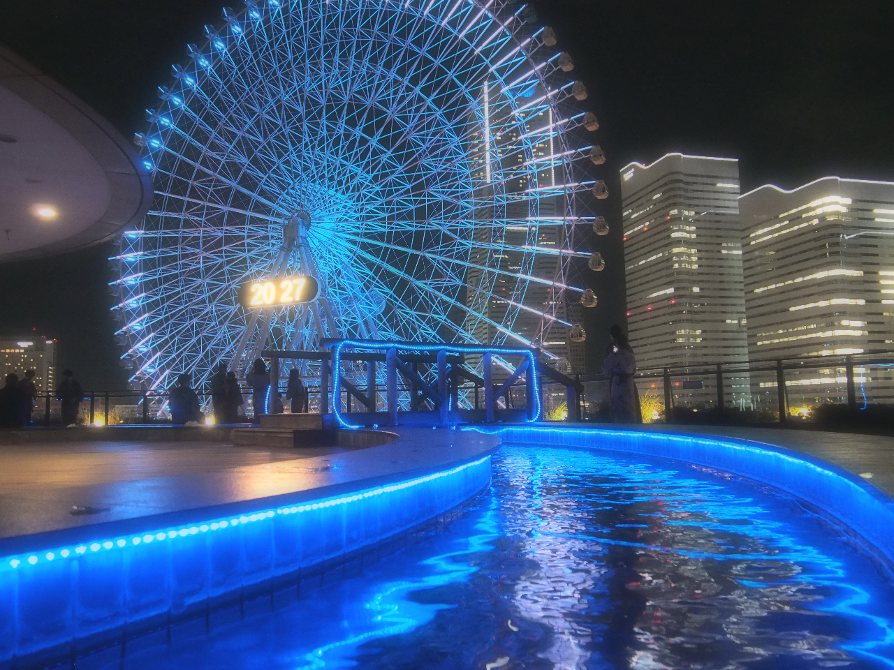 【展望足湯庭園】浴衣で足湯に浸かりながら、みなとみらいの景色を一望でき目の前に広がる夜景は圧巻です!足湯のお湯は熱海温泉になります!
