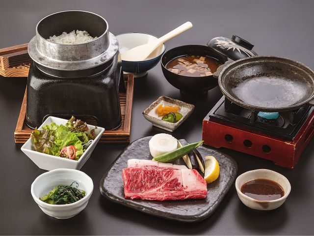 お食事は天刺し御膳orステーキ御膳のどちらかをお選びください。(※写真はステーキ御膳)