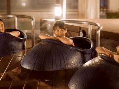 ナノサイズの温かいミストが身体を優しく包み込む、 全く新しい体感浴『ナノクラ』。 雲に包まれたような気分で、心地よくリフレッシュ♪(※女性風呂限定)