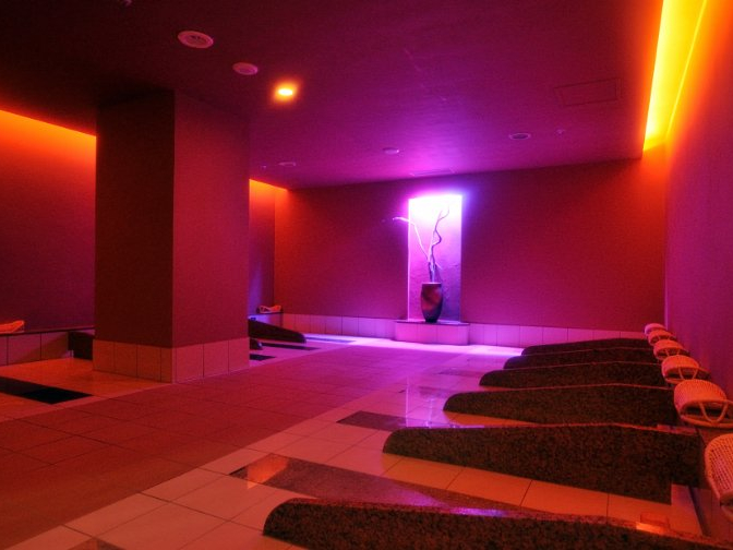 岩盤浴 朱(あか) 麦飯石、黄玉、ゲルマニウム、トルマリンを使用しています。