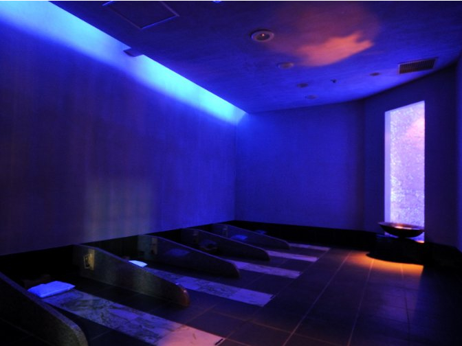 岩盤浴 碧(あお) ヒスイを使用した6床の岩盤浴です。