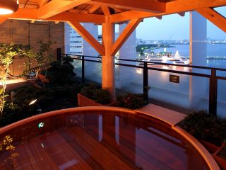 「万葉集」にも歌われた名湯「湯河原温泉」が満ちる露天風呂。横浜港が目前に広がる開放的なロケーションで、心身ともにリフレッシュ♪