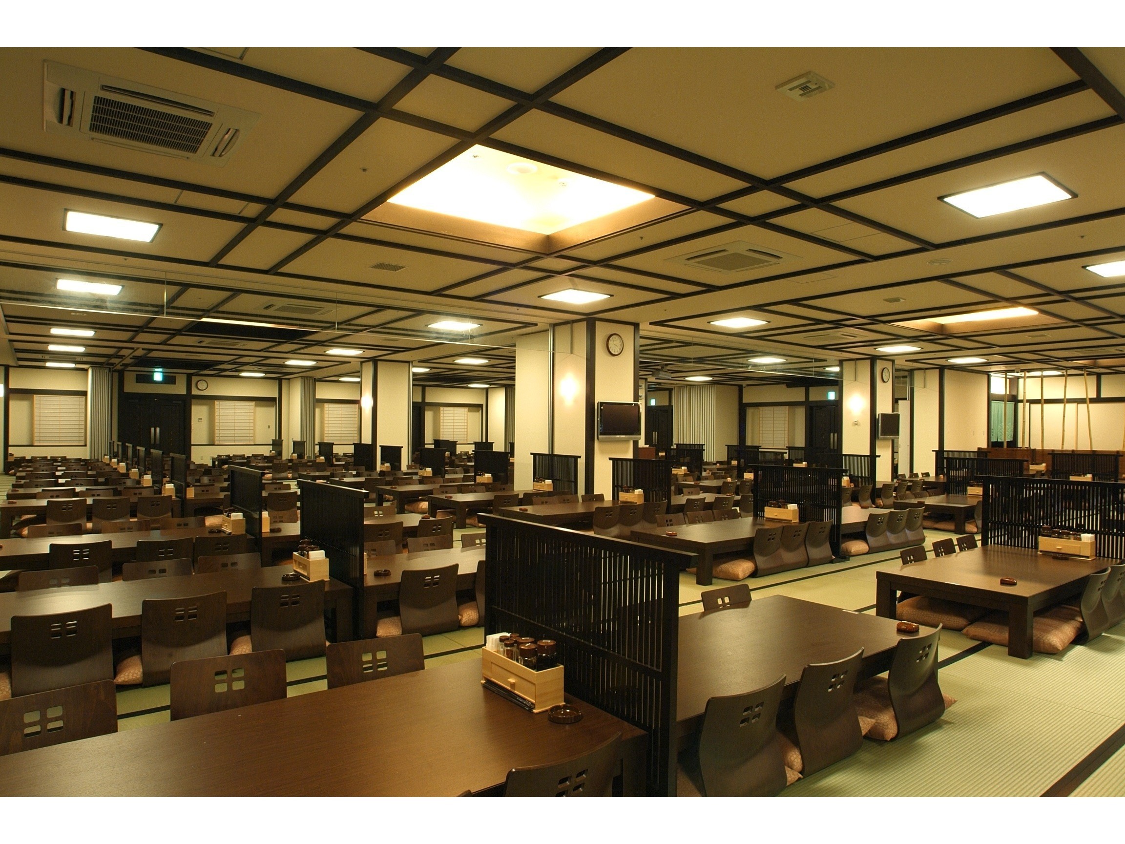 6階お食事処「憩い処」。翌朝5:00まで営業しているので遅い時間のご利用でも大丈夫!