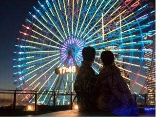 【展望足湯庭園】浴衣で足湯に浸かりながら、みなとみらいの景色を一望でき目の前に広がる夜景は圧巻です!足湯のお湯は熱海温泉になります!