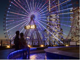 【展望足湯庭園】浴衣で足湯に浸かりながら、みなとみらいの景色を一望でき目の前に広がる夜景は圧巻です!足湯のお湯は熱海温泉になります!