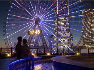 【展望足湯庭園】浴衣で足湯に浸かりながら、みなとみらいの景色を一望でき目の前に広がる夜景は圧巻。足湯のお湯は熱海温泉!