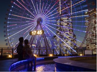【展望足湯庭園】浴衣で足湯に浸かりながら、みなとみらいの景色を一望でき目の前に広がる夜景は圧巻。足湯のお湯は熱海温泉!