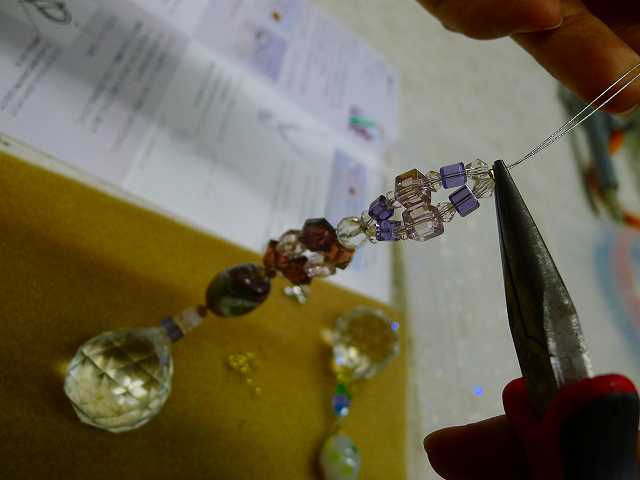 右:とんぼ玉お手軽コース ご用意したとんぼ玉を1つ使用し、お好きなカラービーズをお選び頂けます。