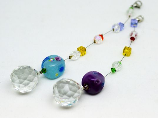 ミニサイズの当工房謹製のとんぼ玉一つを使ったサンキャッチャーコース。お時間30分から1時間で完成、そのままお持ち帰りいただけます。