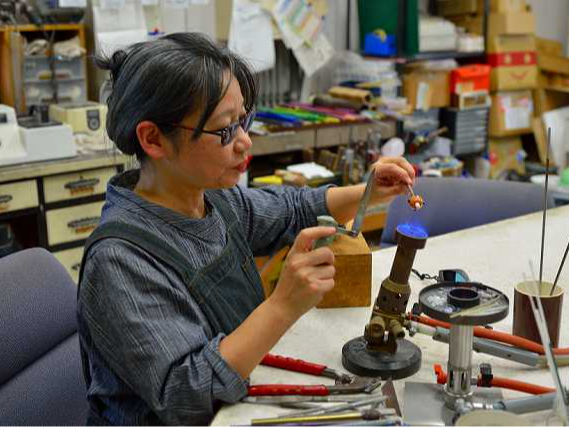 プロ用の大型バーナーや電気炉など、道具類もお貸しします。