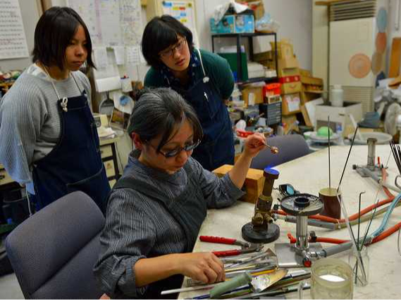 おひとりから6名までお受けいたします。教育機関の課外授業などにも対応いたします。