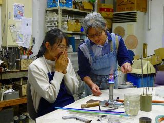 2時間じっくり、いろいろなとんぼ玉を4〜6個お作りいただけます。