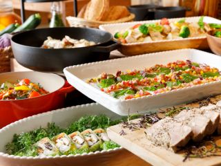 前菜・サラダはビュッフェステーションよりお好きなだけお楽しみください