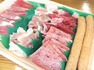 牛・豚・鶏・ウインナー♪野菜とおにぎりもおひとり様3個も付いてきます♪