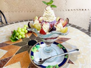 注文を受けてから純生クリームを泡立て、生、冷凍、ドライと様々な形態の果物が入っているヨーグルトベースのこだわり満載ぶどうパフェです