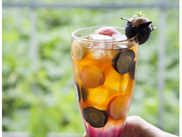 ティーコーディネーターの店長が淹れるフルーツに合う紅茶に贅沢にぶどうを浮かべたここだけの特別なアイスティーを始め、季節の果物のフルーツティーも味わえます!