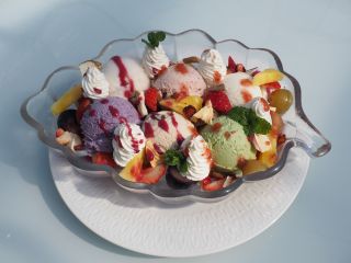 ジェラート6種類とたっぷりのぶどうやドライフルーツがが入った贅沢なパフェです!