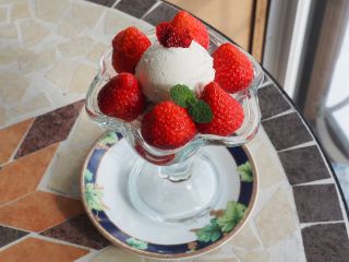 無添加ジェラートと神町いちごがのったパフェです