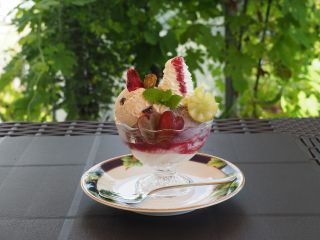 2種のジェラート入りフルーツパフェ。中に入るジェラートはお好きな種類を2種類お選びいただけます。