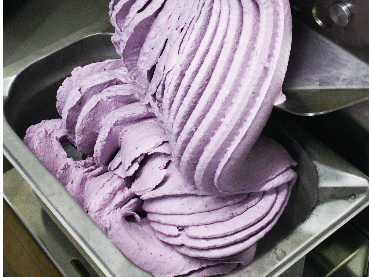 ジェラートがマシーンから出てくる様子です。出来立てのジェラートは滑らかでおいしいです♪