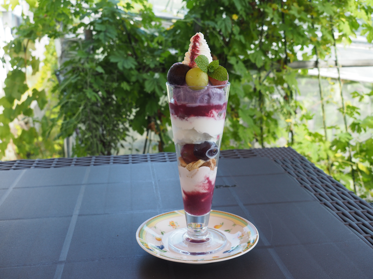 9層仕立てのぶどうパフェ。2種類のジェラートが入っています。1種類はお好きなお味がお選びいただけます♪