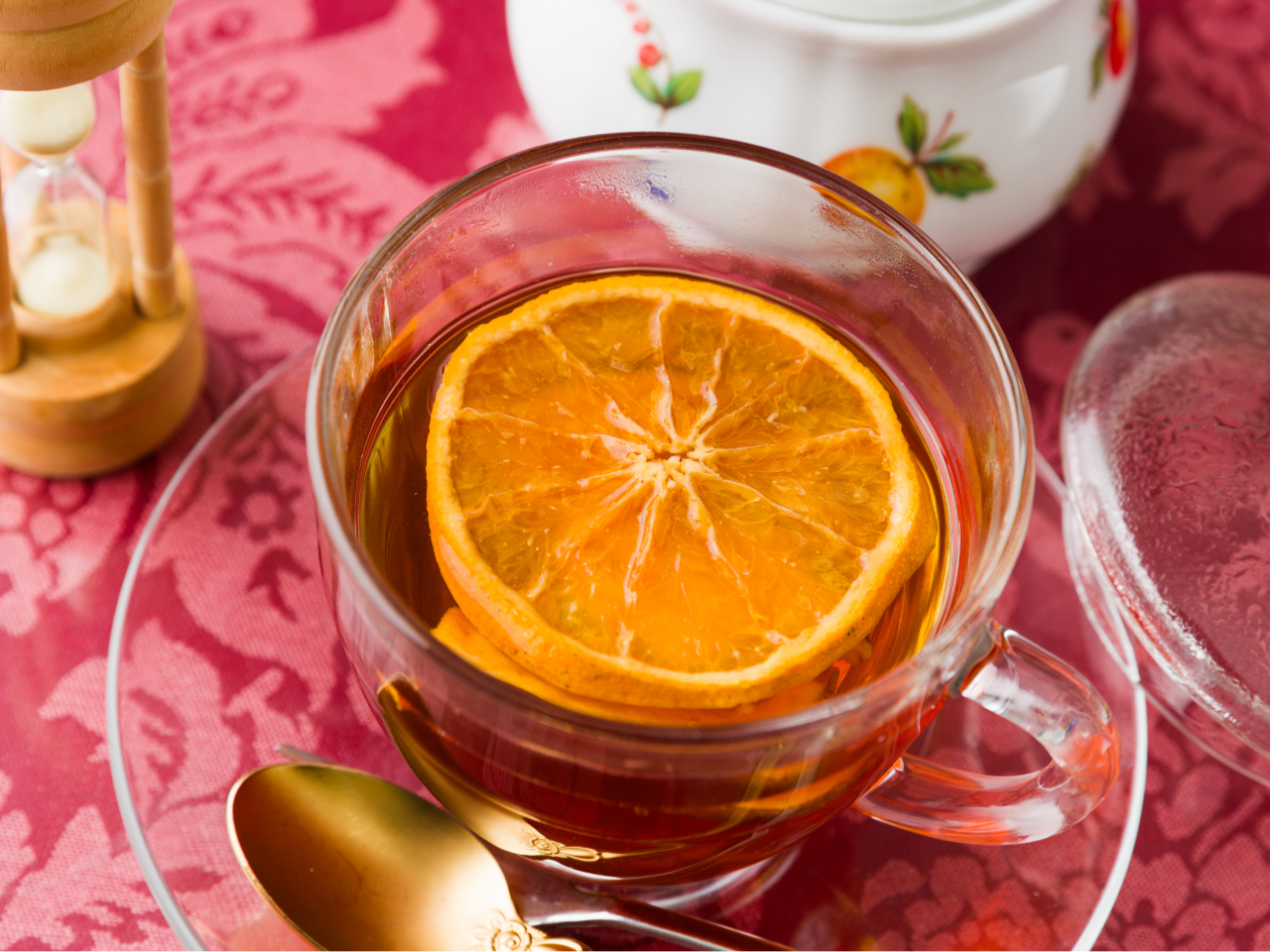 ドライフルーツが入ったホットティー。写真映えにもピッタリのドリンクです♪