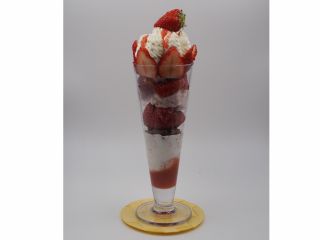 9層仕立てのいちごパフェです。自家製ジェラートやドライフルーツが入っています。