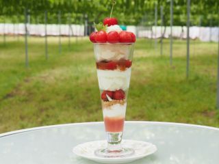 9層仕立てのさくらんぼパフェ