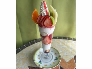 9層のフルーツパフェ