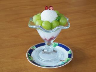 甘いシャインマスカットがゴロゴロのった贅沢なパフェです。